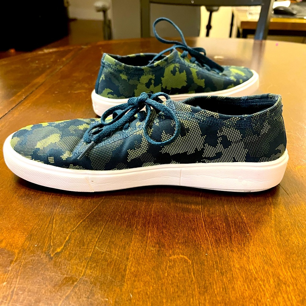 Size 7 Women’s Under Armour Camo Sneakers